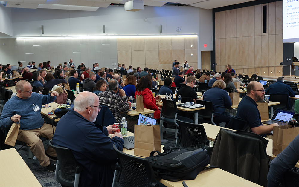 2024 Winter Innovation Expo attendees eating lunch and networking